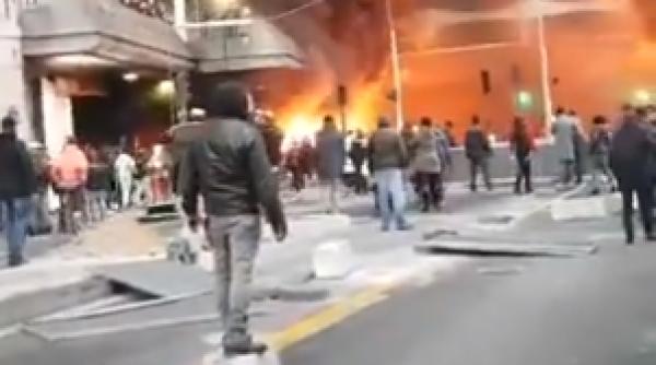 Violențe în Paris: mașini incendiate și bătăi de stradă. Momentul care aduce aminte de alegerea unui președinte