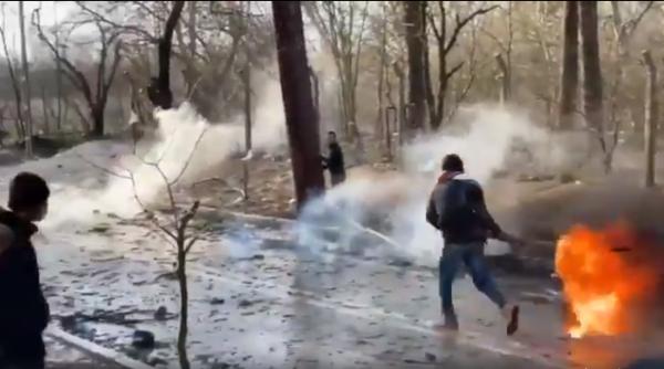 Imagini tulburătoare de la graniţele Turciei. Nori de fum şi gaze lacrimogene împotriva valurilor de refugiaţi