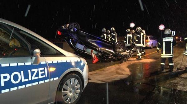 Germania. Accident teribil provocat de un român: a decolat cu Mercedesul după ce a lovit un parapet. A aterizat pe capotă