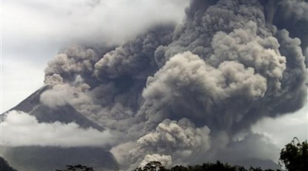 Indonezia. A erupt unul dintre cei mai activi vulcani din lume. Zborurile au fost suspendate în zonă