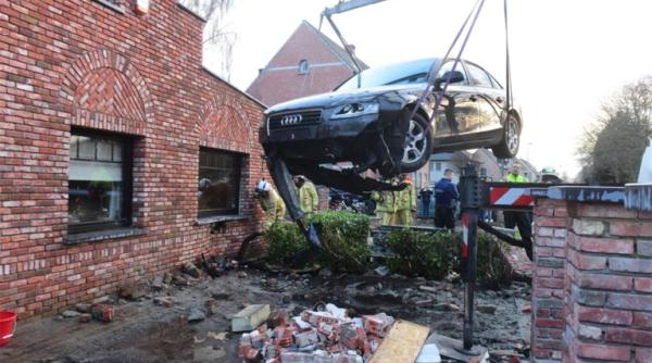 Momente șocante în Belgia: Un român a intrat cu mașina direct într-o casă. Era chiar camera copiilor