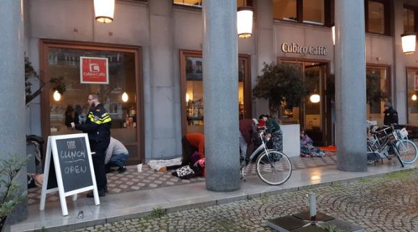 Olanda: 9 români, surpriză de proporții pentru patronul unui fast-food dintr-o gară: „Nici nu puteam deschide ușa“