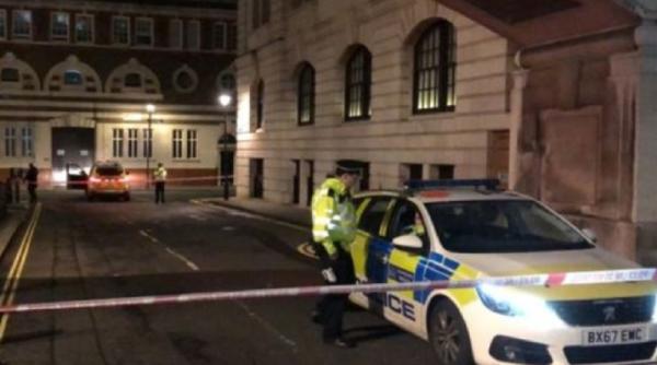 Londra: Un bărbat ce avea două cuţite asupra sa, împuşcat mortal