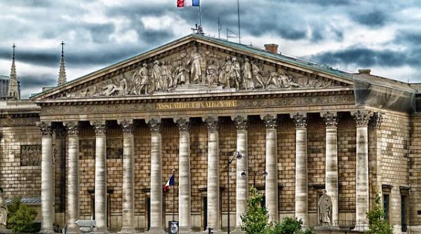 Guvernul francez anunță al doilea membru suspect de coronavirus