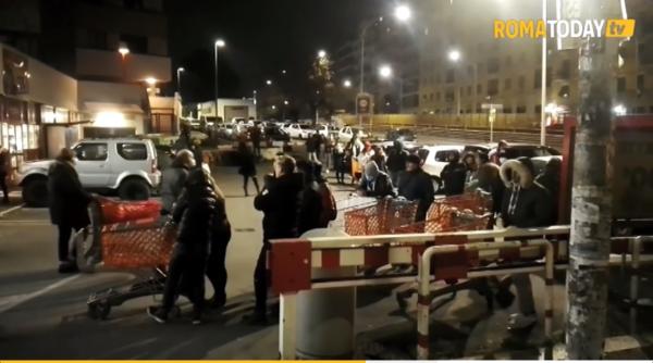 Italia: Cozi de sute de metri la intrarea în supermarketuri, după anunțarea măsurilor extreme