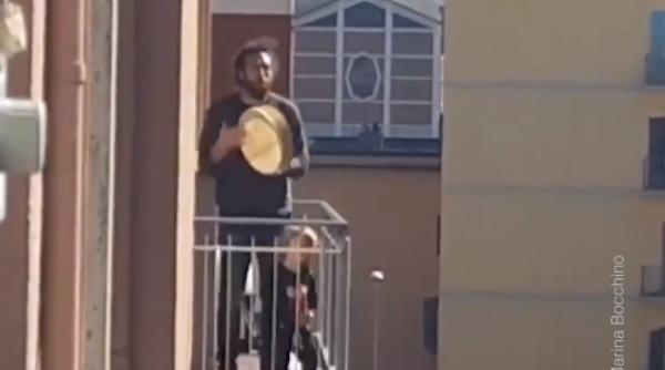 Imagini care fac înconjurul lumii: Italienii izolați cântă pentru a se încuraja - VIDEO