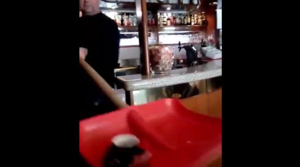 În restaurantele din Italia, clienții sunt serviți cu lopata de teama răspândirii coronavirusului 