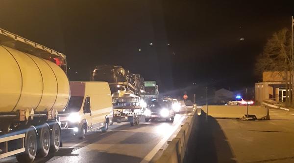 Zeci de șoferi români, blocați la granița dintre Italia și Slovenia: "Nu mai avem hrană, nu mai avem apă!"