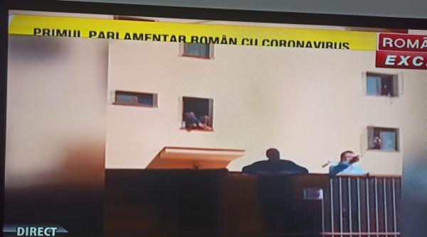 Românii veniți din Italia vor să spargă ușile în fața jandarmilor: "Pierd mii de euro dacă ma țineți aici!" 