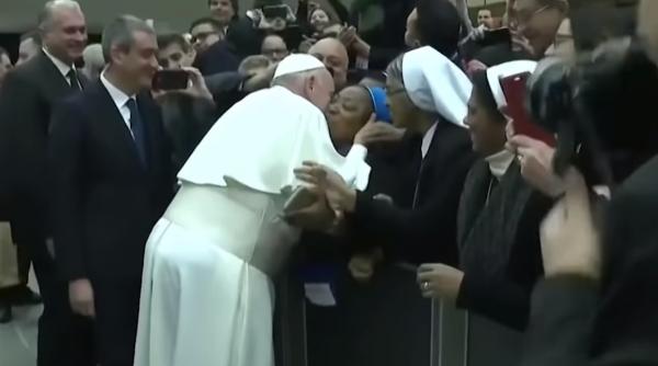 Papa Francisc, la pas pe străzile Romei, pentru a se ruga pentru sfârşitul pandemiei