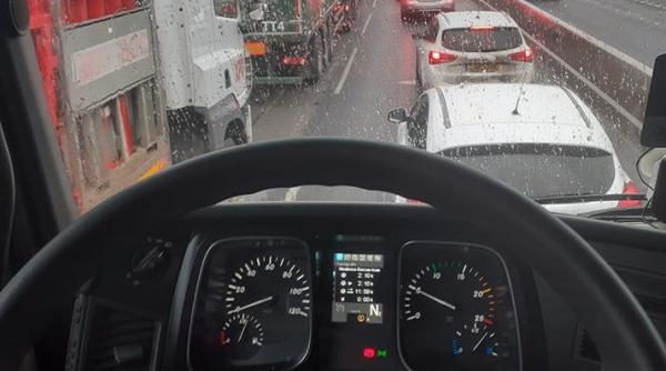 Giurgiu. Coloană de TIR-uri de patru kilometri la granița cu Bulgaria. Circulația este dirijată de polițiști