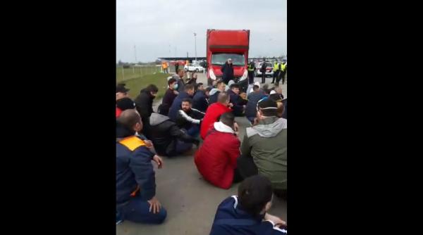 Românii blocați la granița cu Ungaria, protest inedit. S-au pus jos si au strigat:"Și noi suntem români!" 