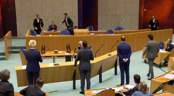 Ministrul sănătăţii din Olanda s-a prăbuşit din cauza oboselii în timp ce răspundea la întrebări (VIDEO)
