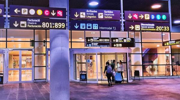 Peste 100 de români sunt CAPTIVI pe aeroport în Barcelona: "Ni s-a spus că suntem pe cont propriu!"