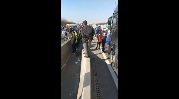 Nou val de români BLOCAȚI la frontiera cu Ungaria: "Au închis graniţa şi nu s-au ţinut de promisiune!"