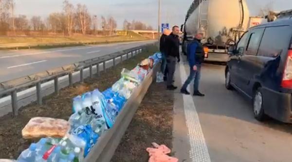 Diaspora poloneză blocată la graniță, gest EXEMPLAR la revenirea în țară: Lasă alimente sigilate și APĂ pentru cei care vin în urma lor