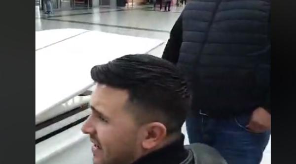 Doi români au făcut senzație pe un aeroport din Germania. Au cântat "Orice furtună ar veni" - VIDEO