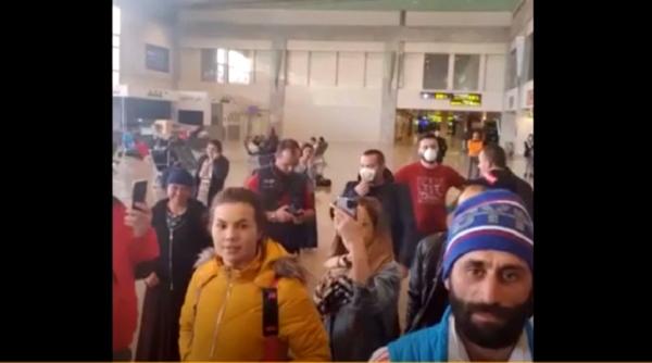Românii blocaţi pe aeroportul din Barcelona au fost aduşi în ţară