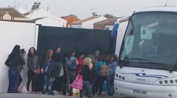 Spania. Muncitorii români, ocoliți de măsurile anti-coronavirus? Îngrămădiți cu zecile în autobuze la Huelva