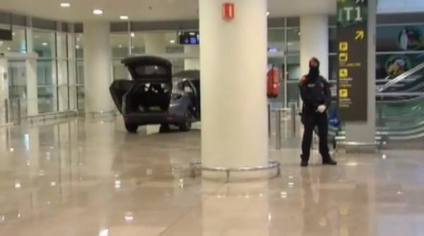 Atac pe aeroportul din Barcelona: Doi suspecți au intrat cu mașina într-o zonă de securitate și au făcut „o proclamare de tip islamist“