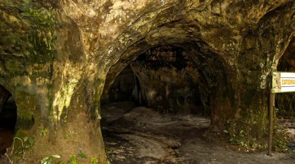 Două femei din Vâlcea și-au luat copiii și s-au ascuns într-o peșteră. Au luat provizii pentru o perioadă lungă