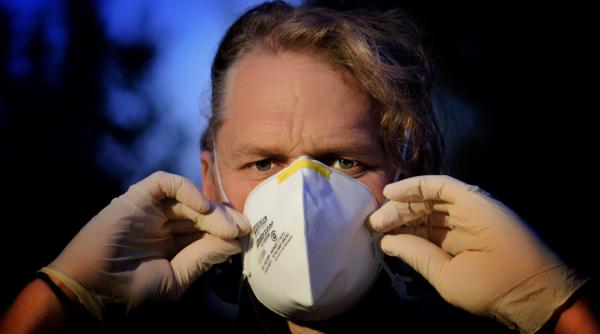 Măști bumbac anti-coronavirus, simple accesorii fashion. CRESC riscul de infecție