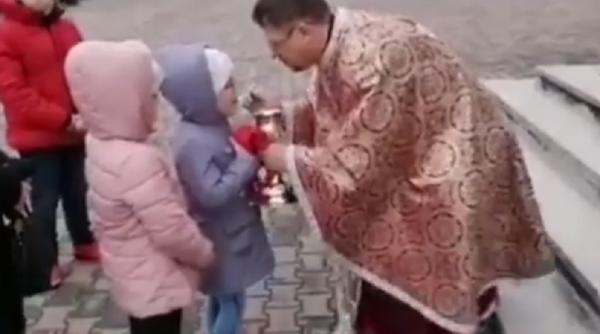 Coronavirus în România. Imagini cu copii care sunt împărtășiți cu aceeași linguriță, în plină epidemie (VIDEO)