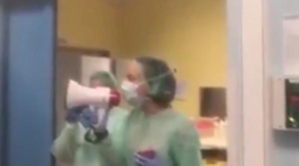 Italia. O doctoriţă pune la megafon imnul ţării: „Vom câștiga această bătălie foarte grea” (VIDEO)