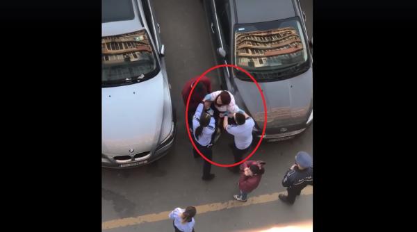 VIDEO VIRAL. O româncă care nu a respectat izolarea țipă după ajutor când este luată de polițiști: „Nu vreau să merg nicăieri!”