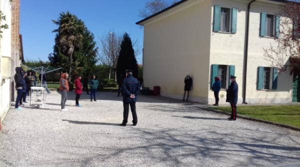 Italia. Patronul a blocat 17 români care au vrut să plece spre România cu un avion special