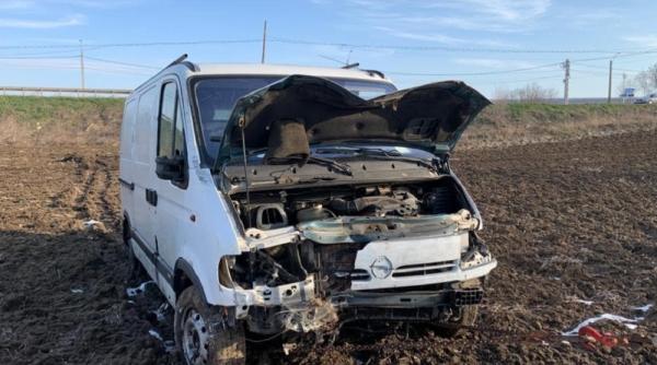 Un microbuz care venea din Italia şi era escortat de poliţişti s-a răsturnat 