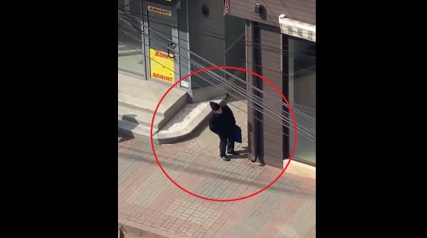 Imagini incredibile. Un pensionar se ascunde de poliție în loc să stea acasă (VIDEO)