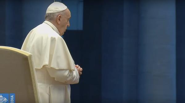 Imagini emoţionante cu Papa Francisc, rugându-se singur în Piaţa Sf. Petru - VIDEO