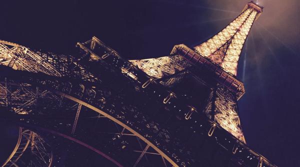 Omagiu pentru cei care luptă împotriva coronavirusului. „Mulțumesc!”, proiectat în fiecare seară pe Turnul Eiffel