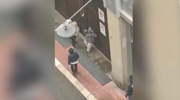 Disperare în Italia. Un cuplu lovește ușa unei bănci închise: "Murim de foame. Nu mai avem bani" - VIDEO