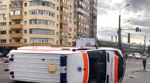 Ambulanţă răsturnată într-un accident rutier. Transporta un pacient aflat în izolare