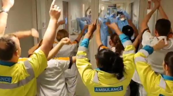 Medicii din Anglia cântă în spitale "You'll Never Walk Alone" (Nu vei merge niciodată singur) - VIDEO