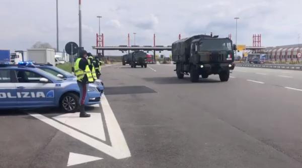 Imaginile cu polițiștii italieni salutând un convoi militar care transportă sute de morți fac înconjurul lumii - VIDEO