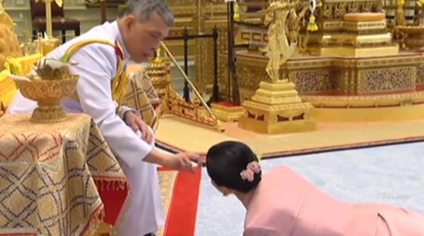 Regele Thailandei s-a izolat alături de 20 de femei. A închiriat un hotel întreg pentru haremul său