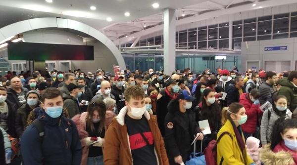 Directorul operaţional al Aeroportului Otopeni, suspendat din funcţie după imaginile cu aglomeraţia de la controlul vamal: "Pasagerii nu au respectat indicaţiile"