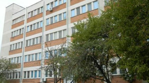 Imagini tulburătoare dintr-un spital din România. Un individ plin de sânge a dat buzna peste medici şi a început să îi scuipe. Era în izolare