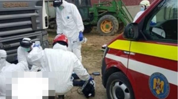 Şofer de camion întors din străinătate, aflat acasă în autoizolare, mort în curte, strivit de cabină
