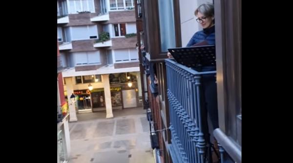 Spania: Soprana româncă Alexandra Tarniceru, spectacol în balcon: „O voce angelică ce mângâie străzile pustii“ (VIDEO)