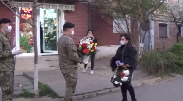 Asistenta româncă umilită de vecini, așteptată cu flori și aplauze de militari (VIDEO)