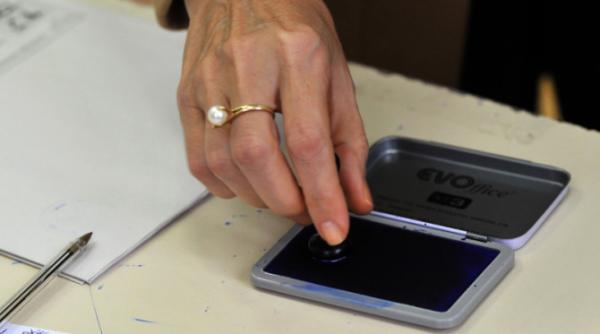 MAE: Românii din Diaspora se pot înregistra pe votstrainatate.ro pentru alegerile parlamentare