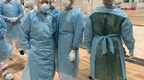 Un român din Spania publică o fotografie cu medici îmbrăcați în echipamente improvizate: „Ei nu au mai demisionat!”  