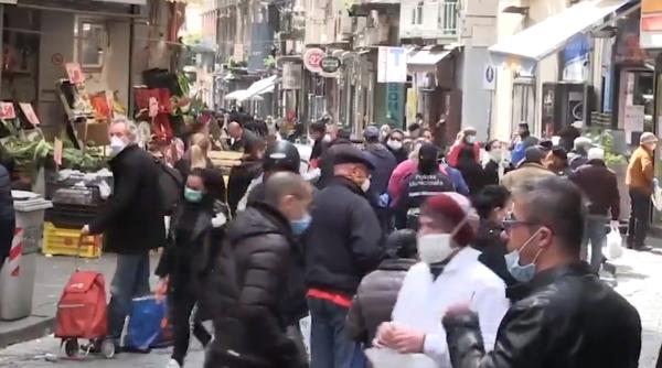 Corriere della Sera: „Asta-i carantină?!”. La Napoli, sute de oameni pe stradă. Polițiștii strigă la ei să se îndepărteze (VIDEO)