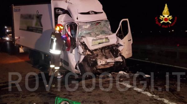 Italia. Un șofer român care transporta medicamente se zbate între viață și moarte, după ce s-a izbit cu putere de un TIR