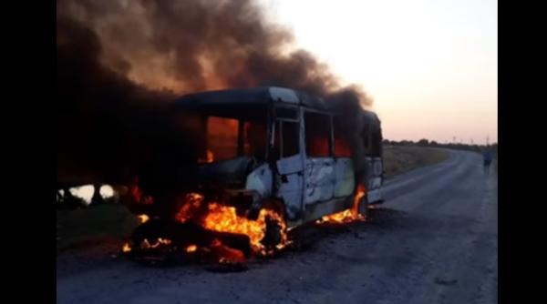 Nouă microbuze distruse după ce au fost incendiate. Poliţia caută autorul