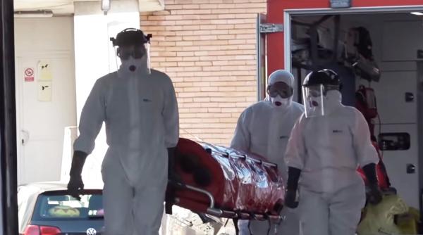 Un român de 27 de ani a murit singur acasă din cauza coronavirus. Părinții erau plecați în Italia